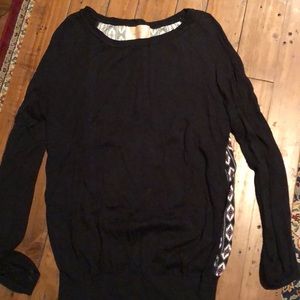 Light sweater. Patterned back.